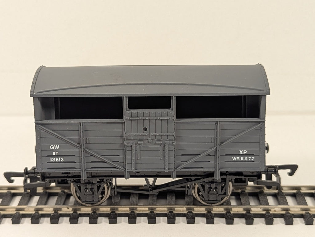 Dapol OO Gauge GWR Cattle Wagon Goods Wagon 13813 GWR Grey B500