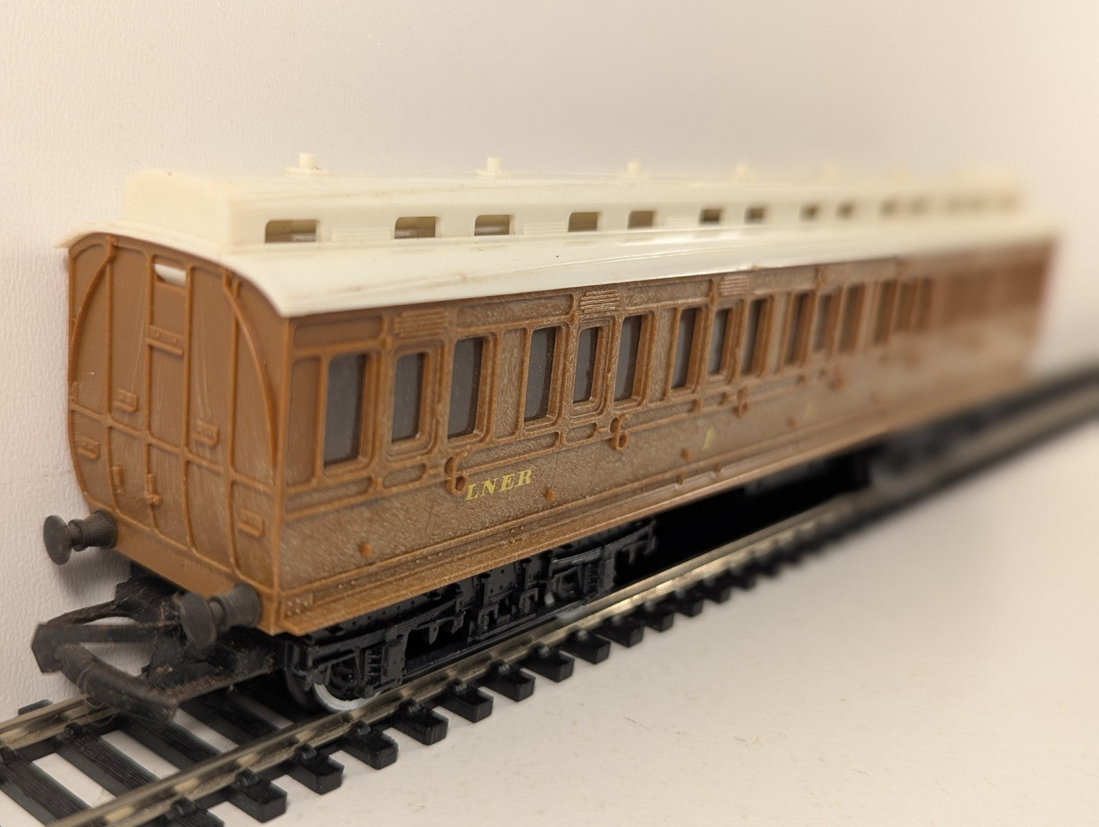 Hornby R332 OO Gauge First Class Clerestory Composite Coach
