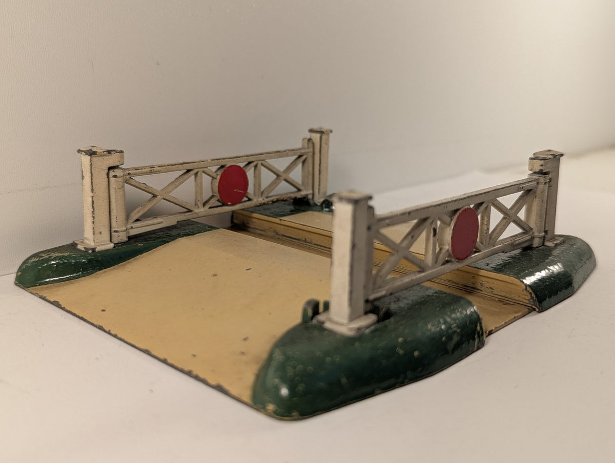 Hornby Dublo OO Gauge D1 Level Crossing Cream and Green