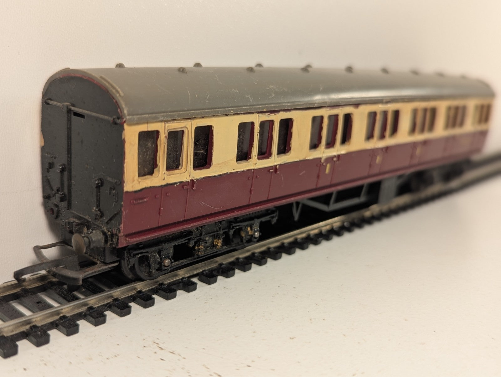 Tri-ang OO Gauge BR Suburban Corridor Coach - Missing Buffer & Coupler