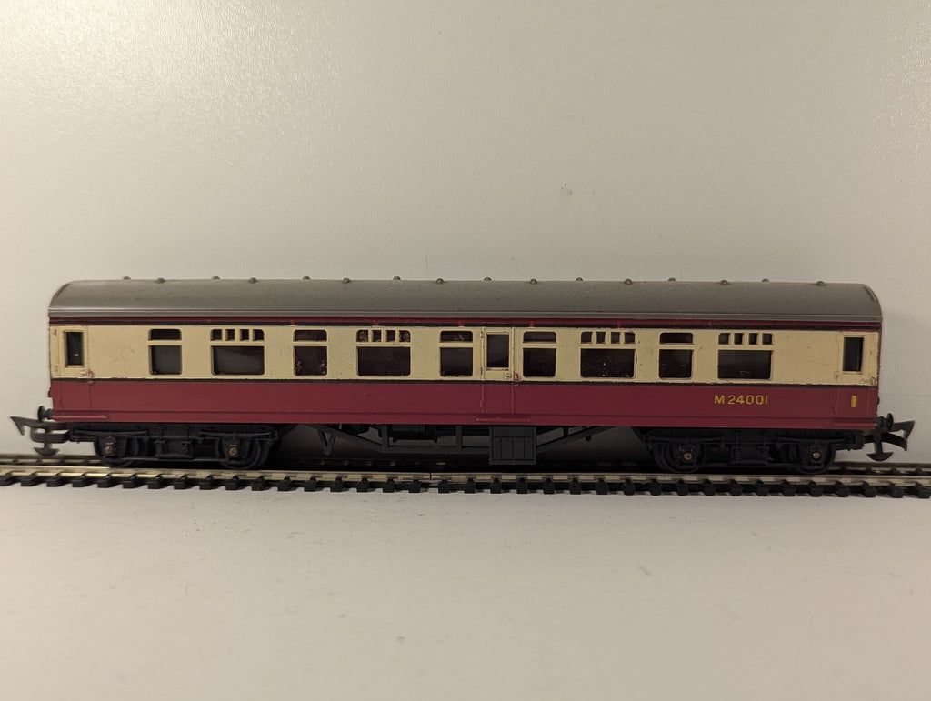 Tri-ang OO Gauge BR Composite Coach Coaching Stock M24001 BR Crimson and Cream