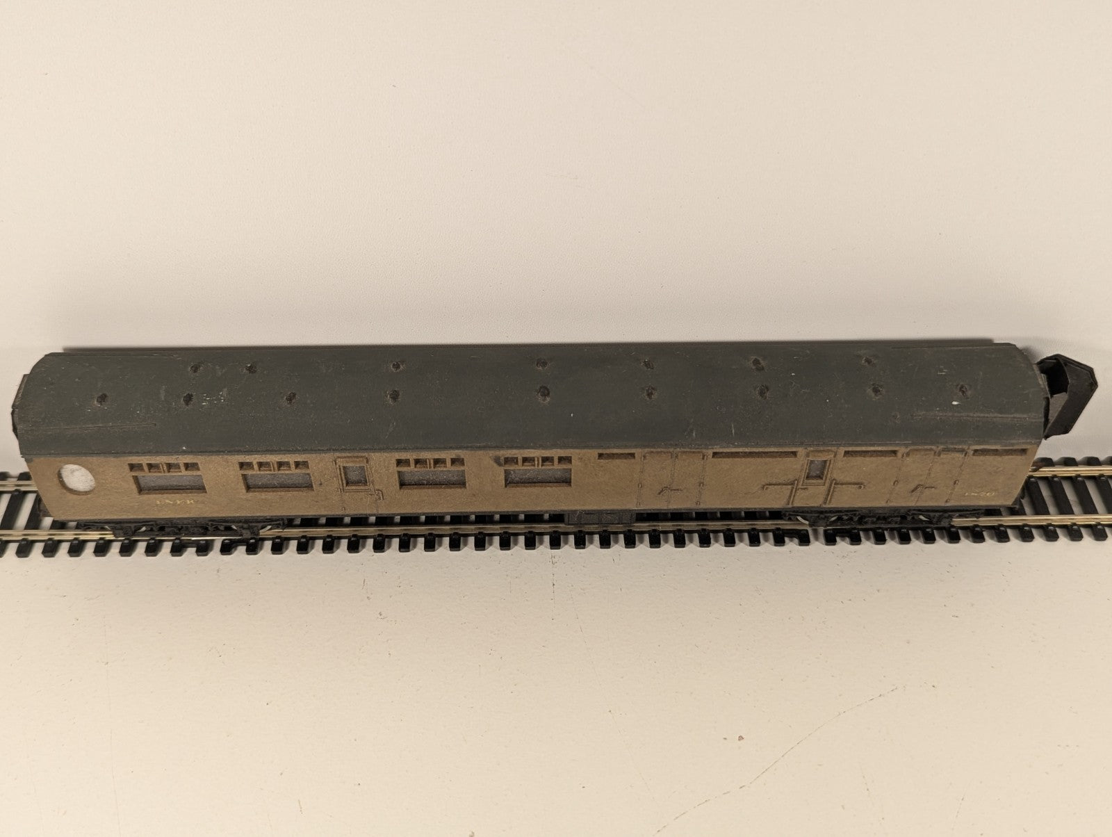 Tri-ang OO Gauge LNER Teak Brake 3rd Coach – Broken Corridor Connection
