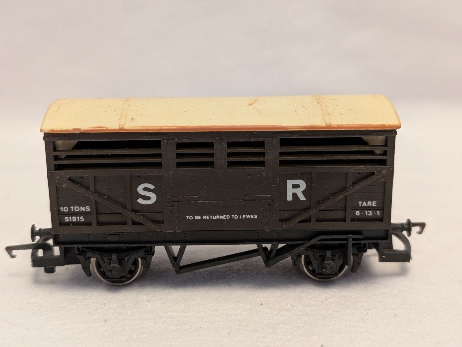 Hornby OO Gauge SR Cattle Wagon Goods Wagon 51915 SR Brown