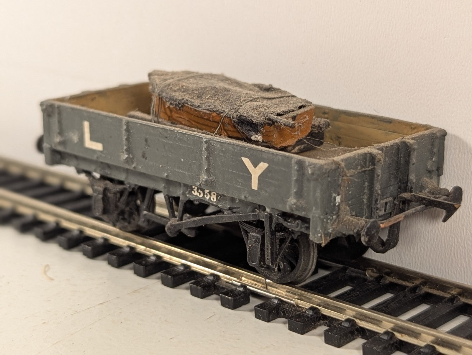 Kitbuilt Lancashire & Yorkshire Railway 3-Plank Open Wagon with Boat load