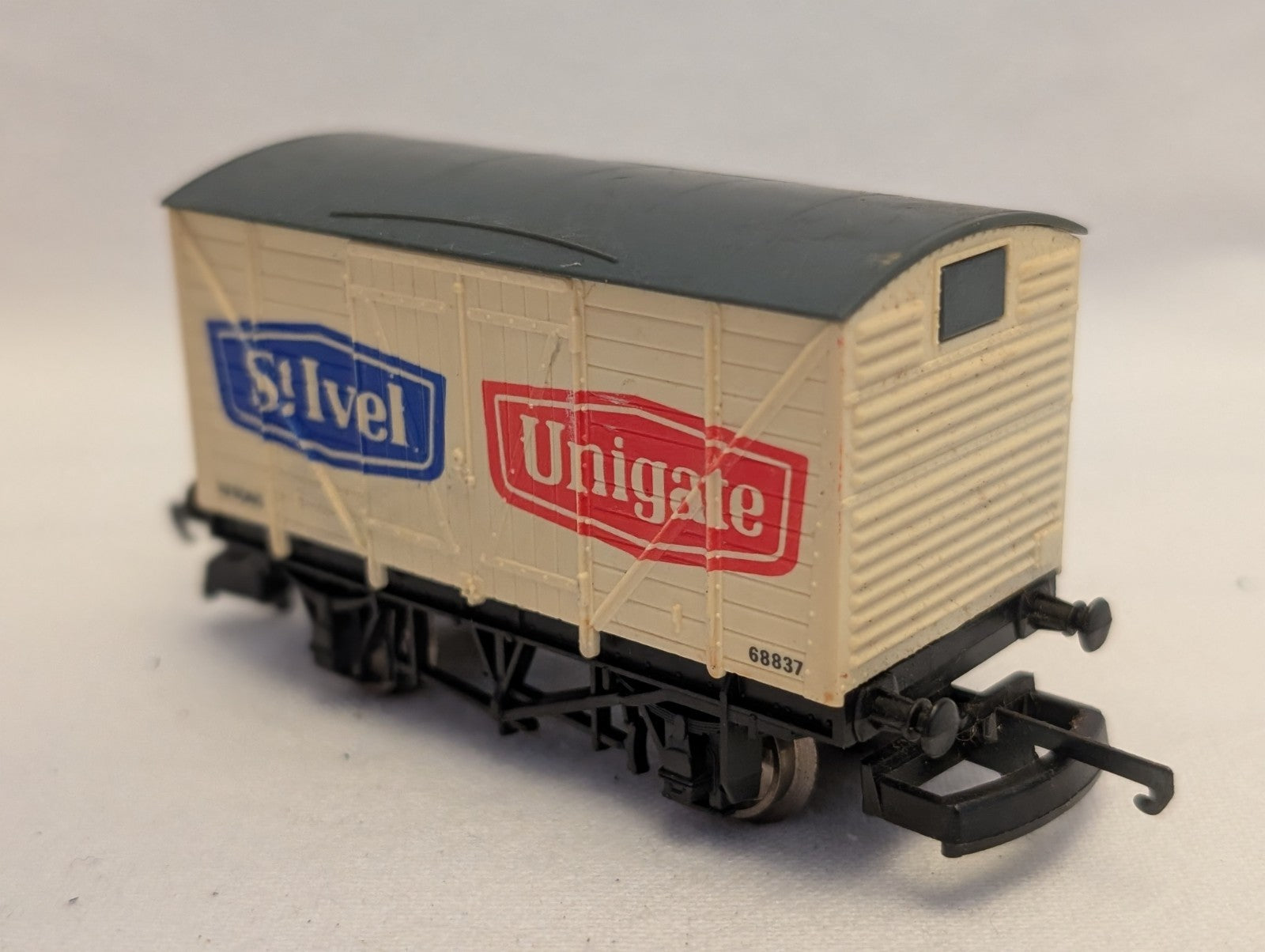 Lima OO Gauge St Ivel / Unigate 12 Ton Box Van Goods Wagon 68837