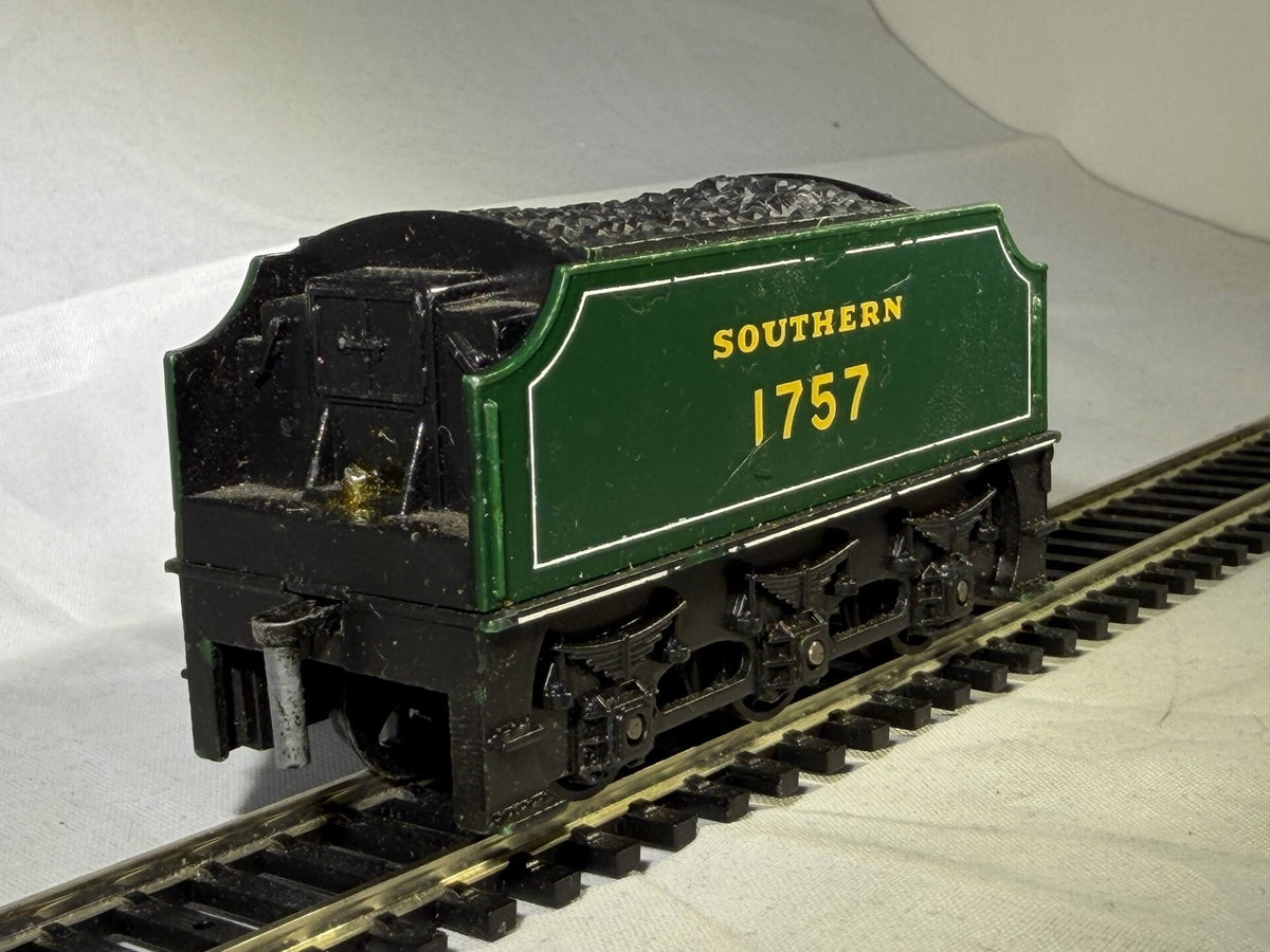 Hornby OO Gauge Southern Railway 6-Wheel Tender 1757 Southern Green