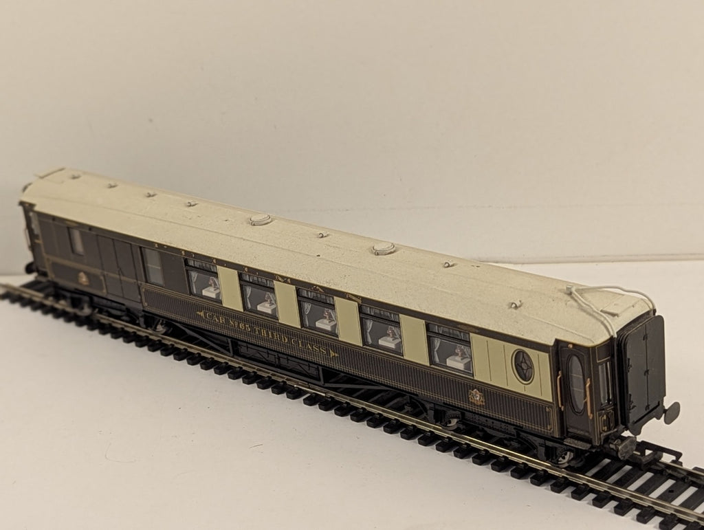 Hornby OO Gauge Pullman Third Class Brake Car No. 65 Passenger Coach - Lights Up
