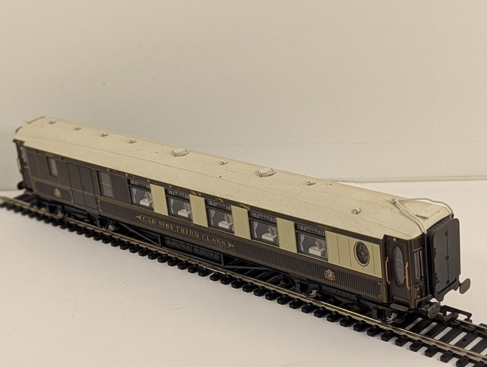 Hornby OO Gauge Pullman Third Class Brake Car No. 65 Passenger Coach - Lights Up