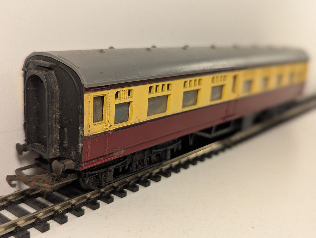 Tri-ang OO Gauge BR Mk1 Coach Passenger Coach 24010 BR Crimson and Cream