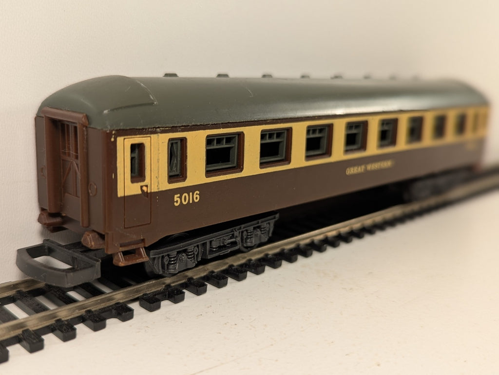 Lima HO Gauge GWR Chocolate & Cream Passenger Coach
