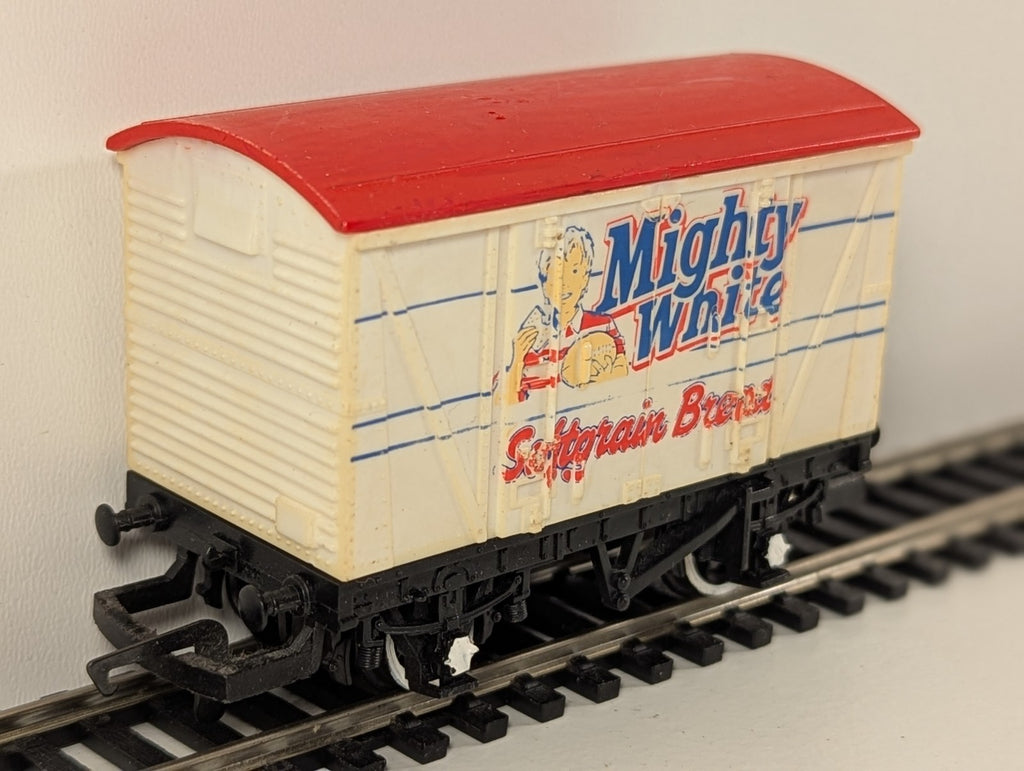 Hornby R726 “Mighty White Softgrain Bread” Van – OO Gauge