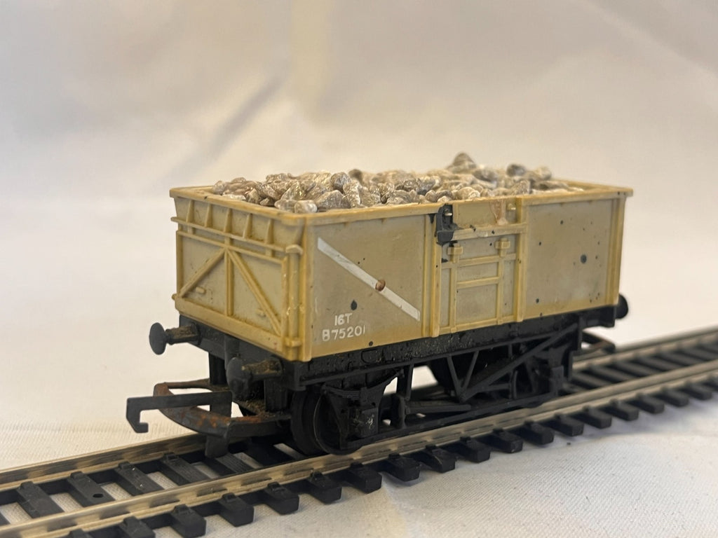 Tri-ang Hornby R243 OO Gauge 16 Ton Mineral Wagon Grey