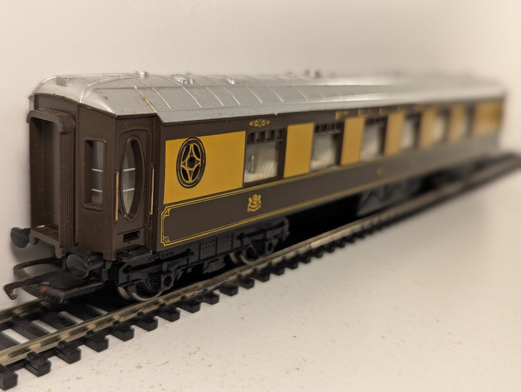 Hornby OO Gauge Pullman Parlour Car Passenger Coach Pullman Umber & Cream