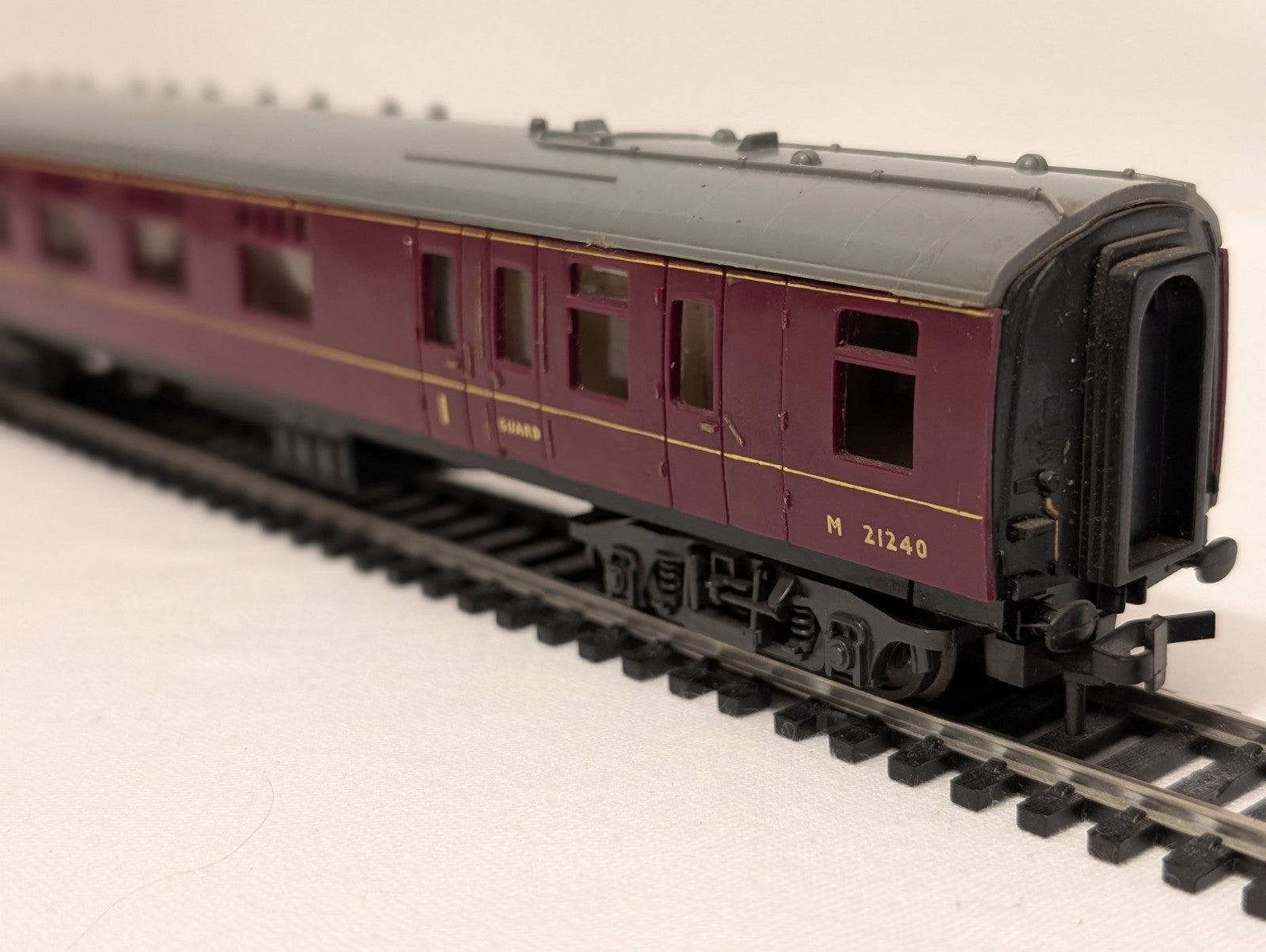 Trix 1942 OO Gauge BR Maroon Mk 1 Brake Coach M21240