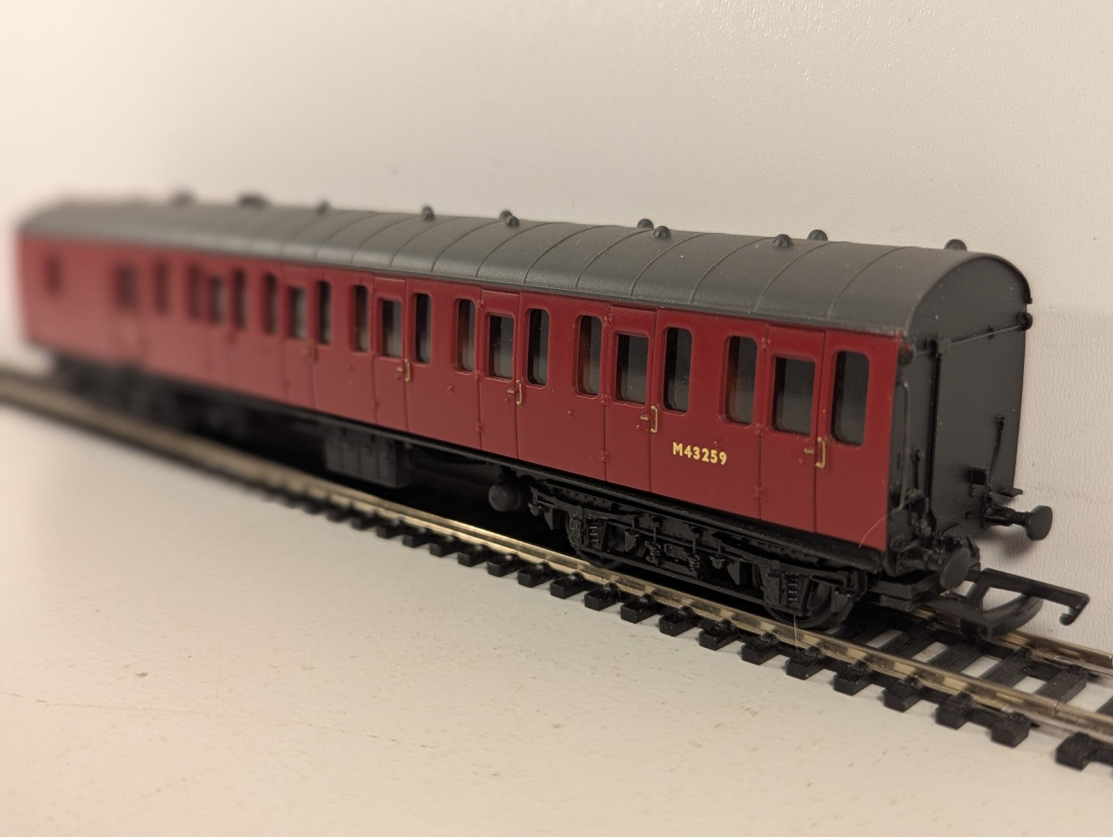 Bachmann OO Gauge 57ft BR Mk1 Suburban Brake Passenger Coach M43259