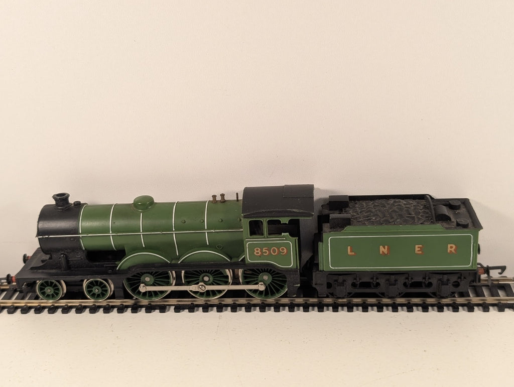 Hornby R866 OO Gauge Class B12 4-6-0 LNER Apple Green