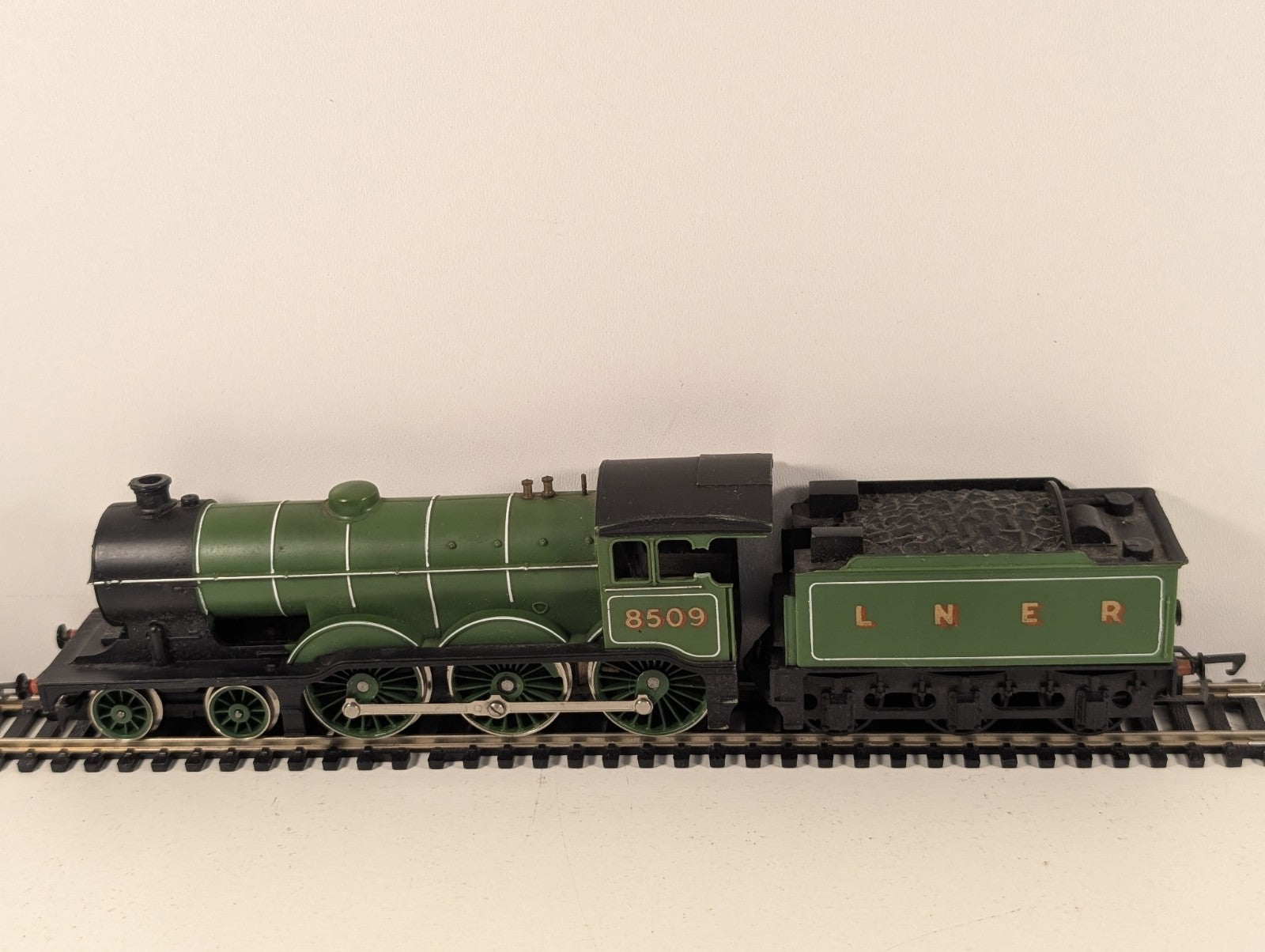 Hornby R866 OO Gauge Class B12 4-6-0 LNER Apple Green