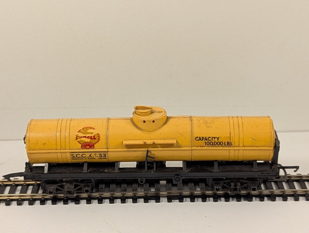 Tri-ang R117 OO Gauge Shell Oil Tanker Wagon - Broken Coupler