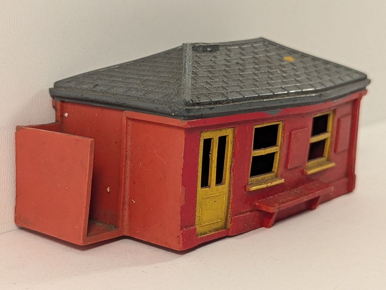 Tri-ang OO Gauge Waiting Room Building Red R62