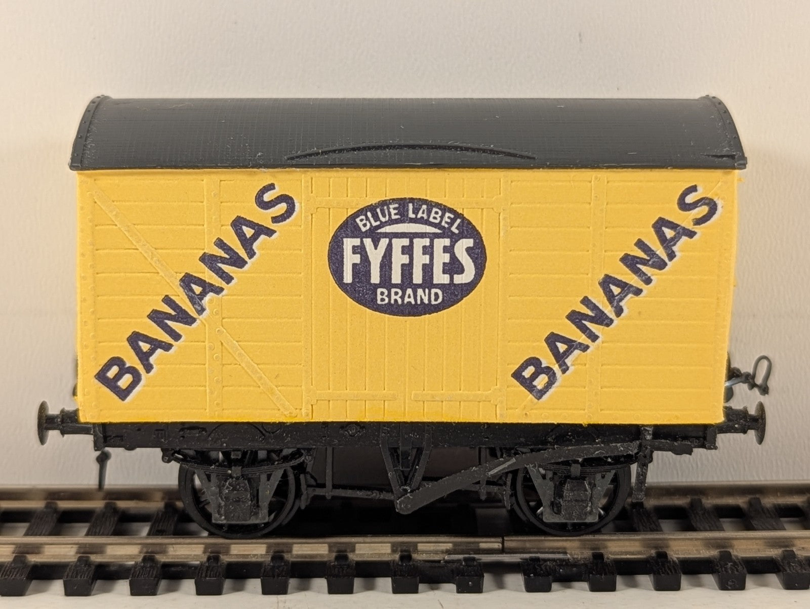 Peco OO Gauge Fyffes Bananas Van - Missing Couplings