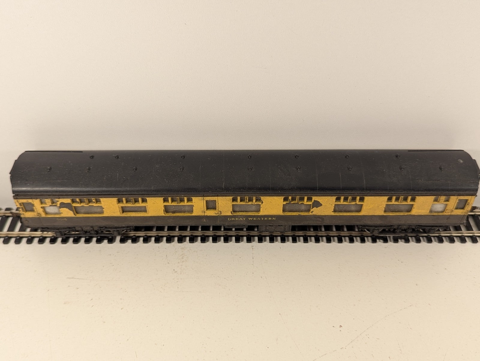 Hornby OO Gauge GWR 3rd Class Composite Coach (Chipped Paint)