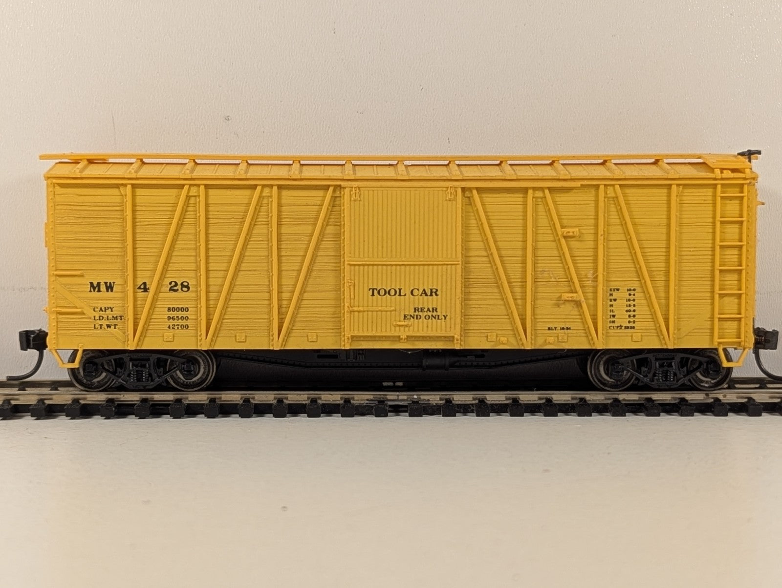 Accurail HO Gauge 40' Outside Braced Wood Boxcar Steel Ends 428 M of W Y