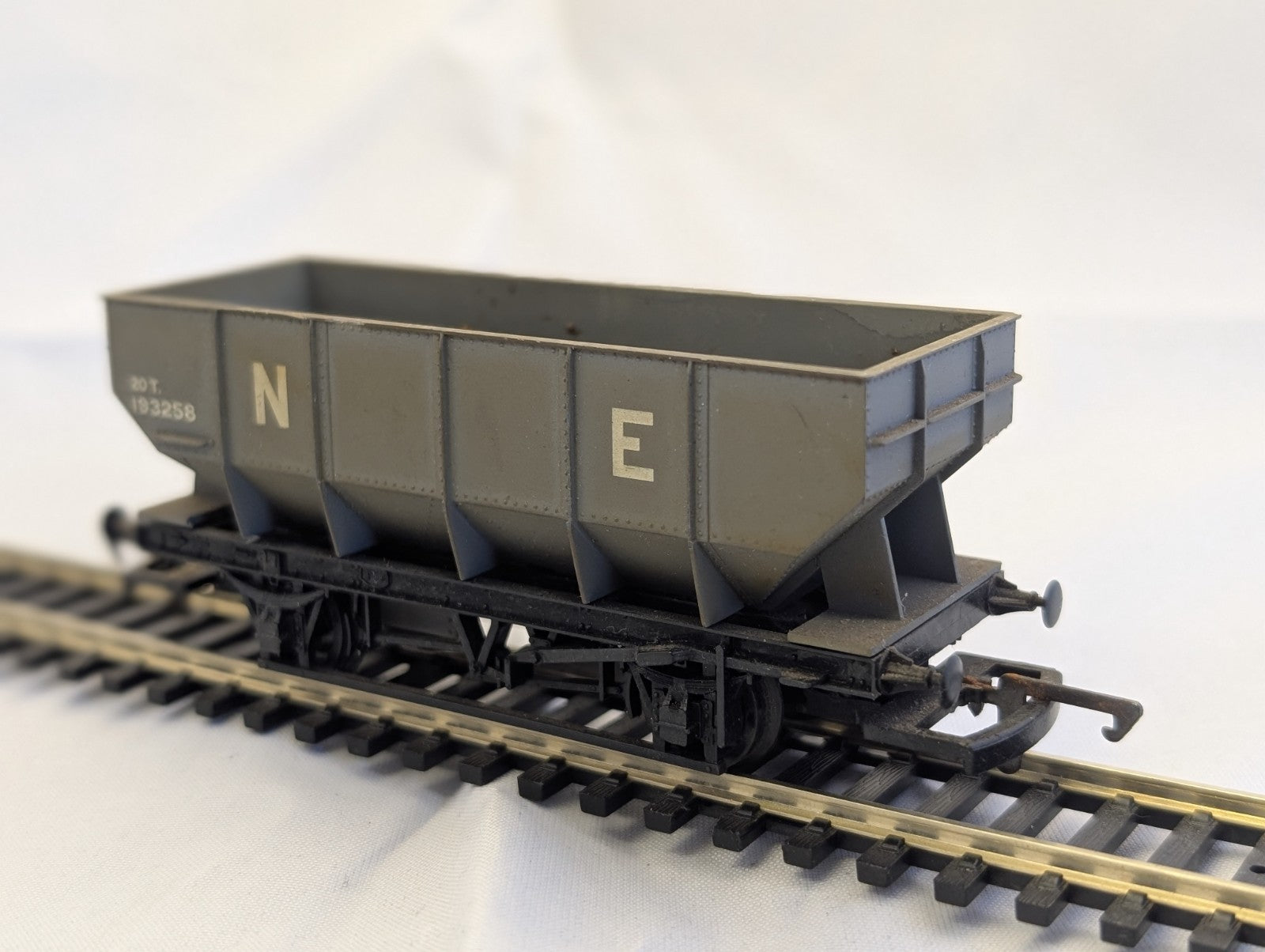 Mainline 937357 20T Hopper Wagon LNER “NE” Grey