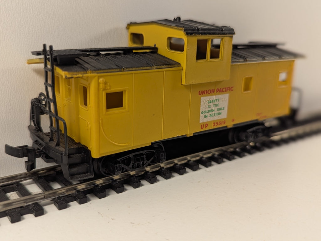 AHM HO Gauge Union Pacific Extended Vision Caboose