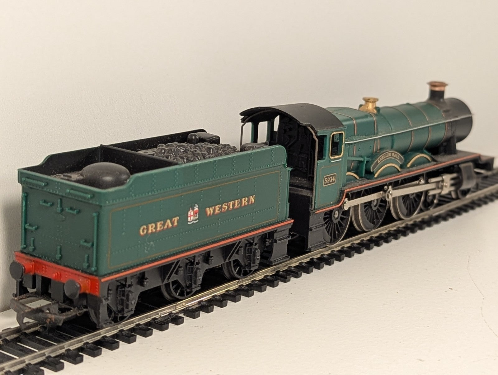 Hornby OO Gauge GWR 49xx Hall Class 4-6-0 “Kneller Hall”