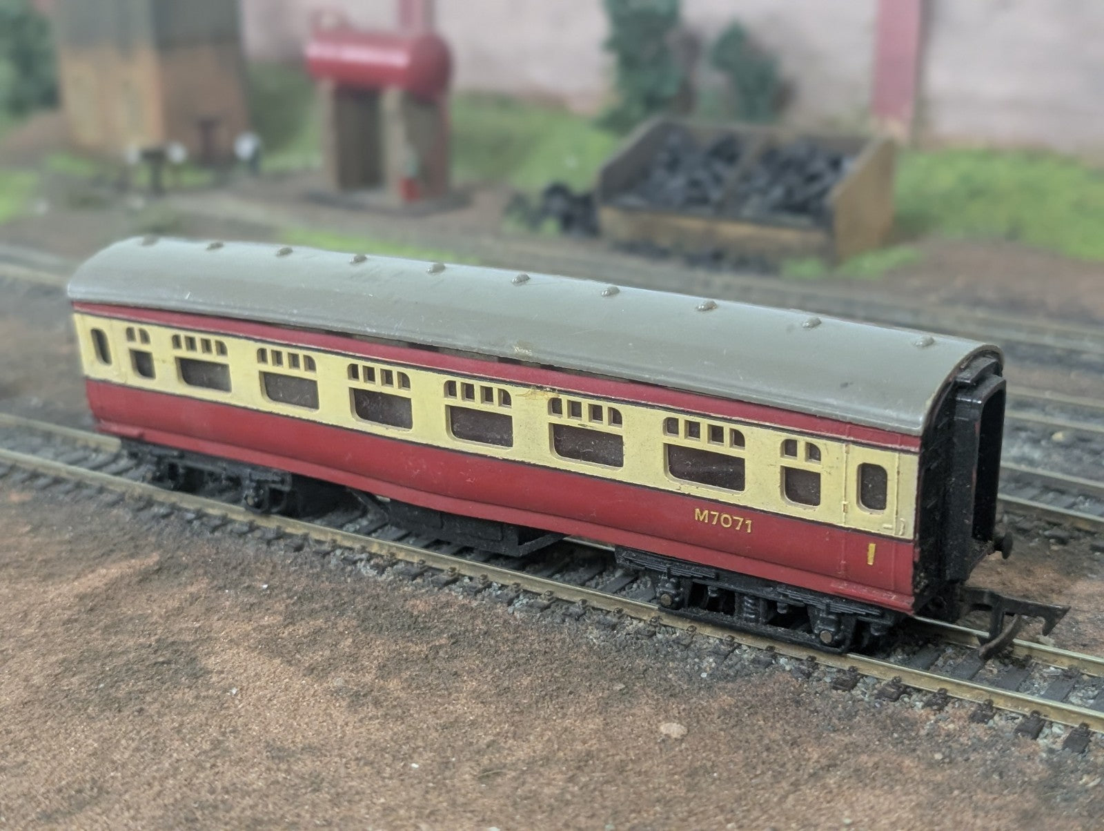Tri-ang R21 OO Gauge BR Passenger Coach M7071 Red & Cream