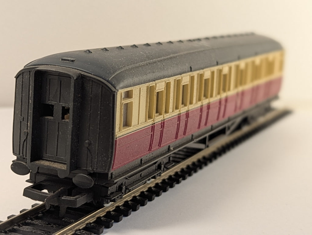 Hornby OO Gauge R937 BR Gresley Composite Coach Crimson and Cream E18276