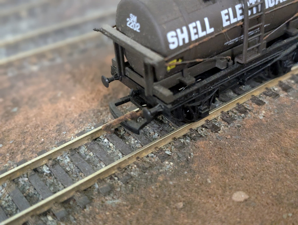 Dapol B86 14 ton tank wagon "Shell Electrical Oils OO Gauge