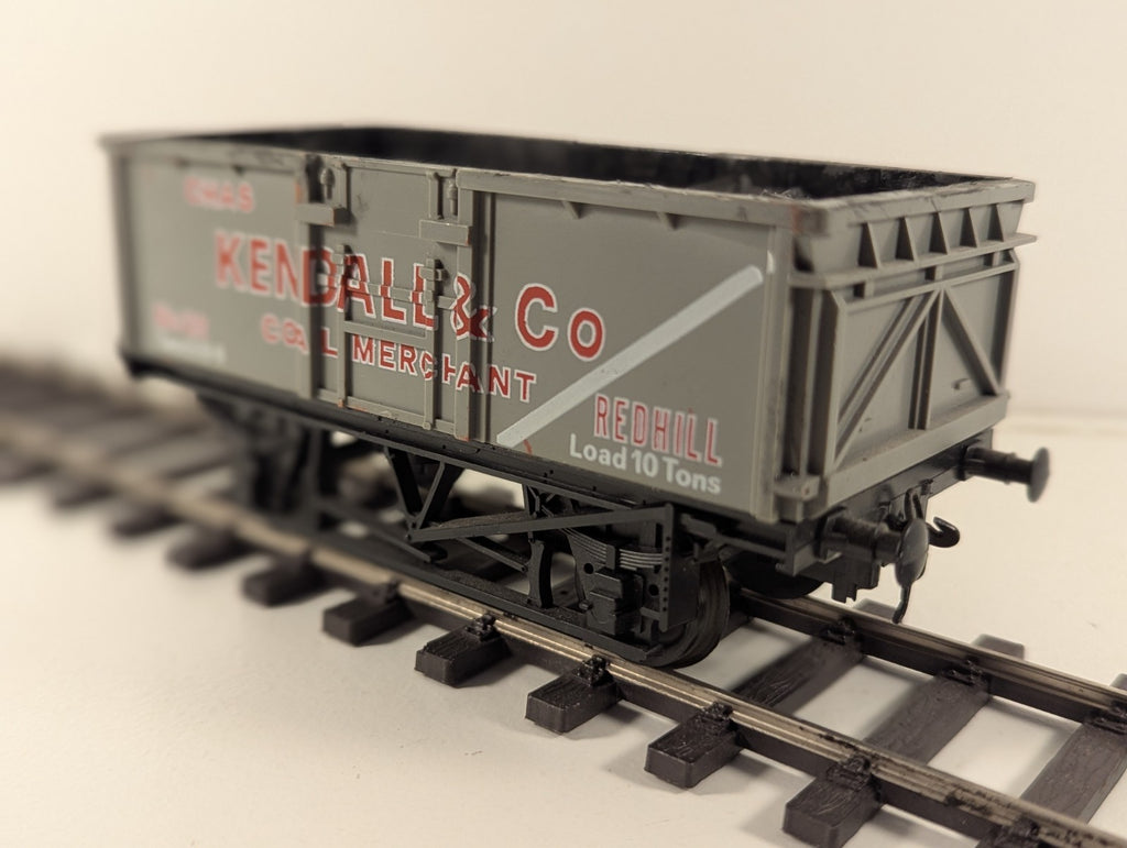 Lima L316730 16-ton steel mineral wagon 'Kendall & Co Livery chain coupling