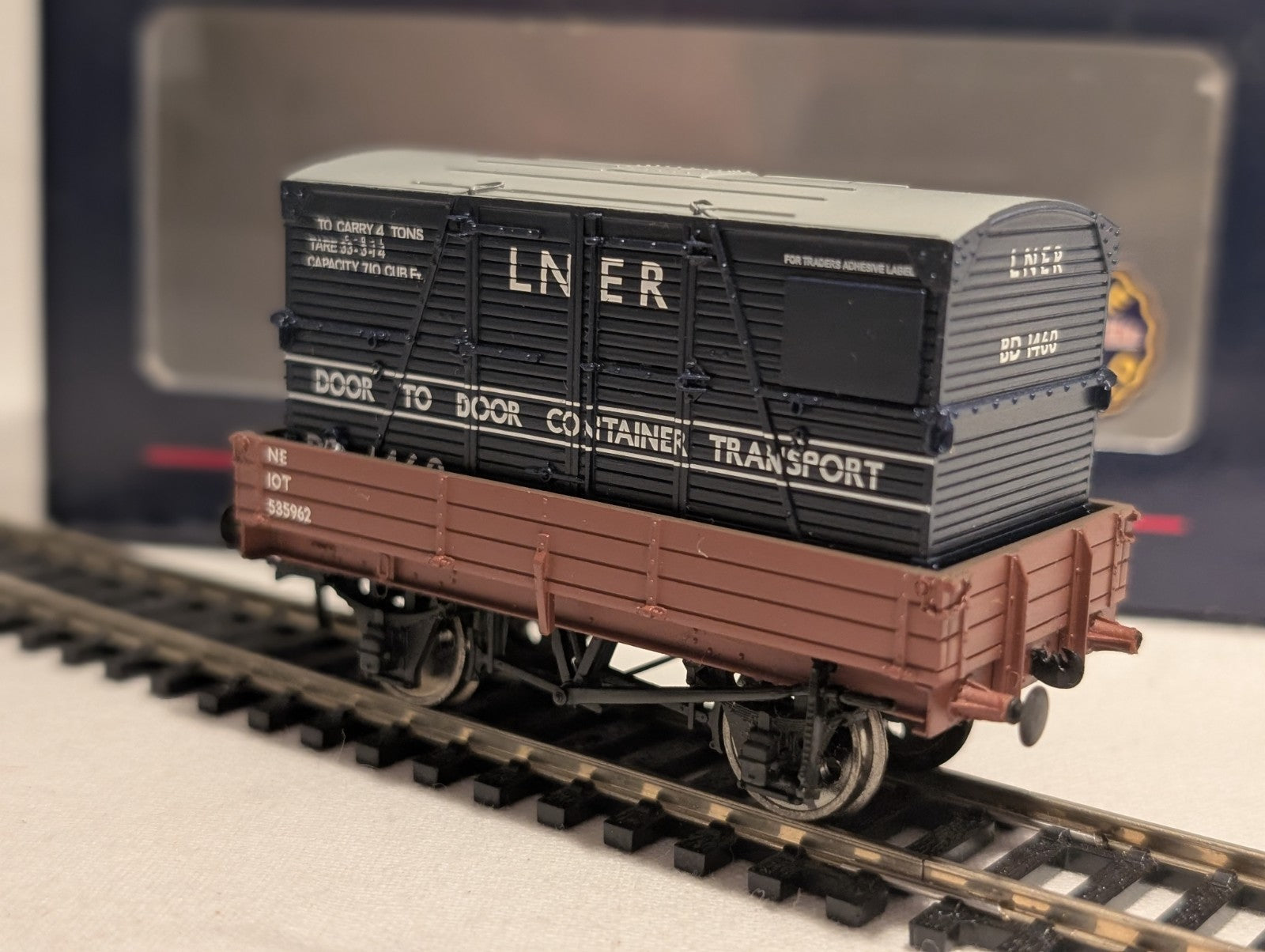 Bachmann Branchline 37-929 3-Plank Wagon – LNER Blue with BD Container