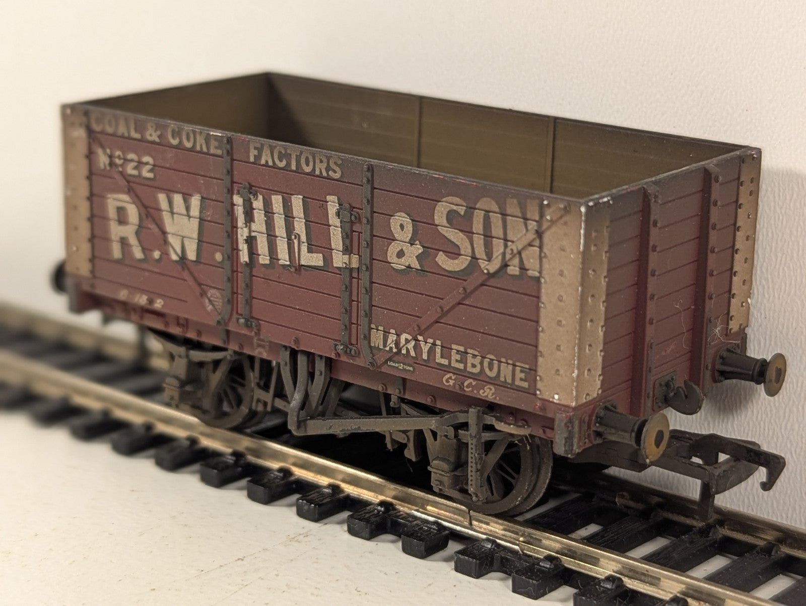 Bachmann Branchline 37-162 8 Plank Wagon “R.W. Hill & Son” Weathered