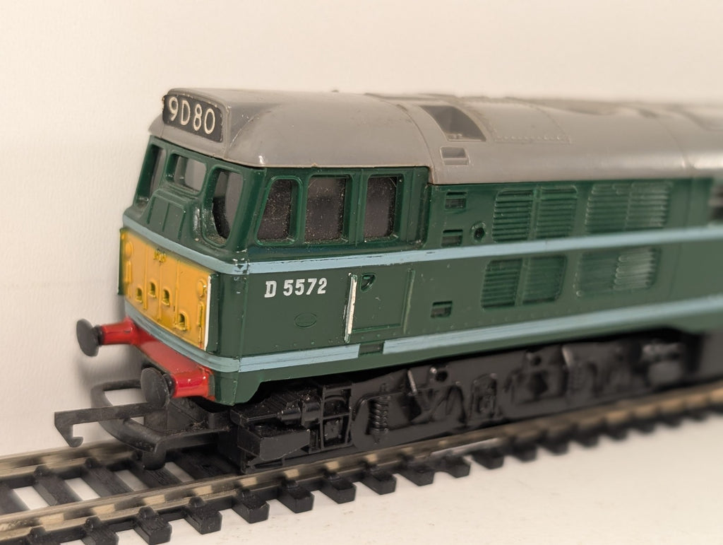 Tri-ang Hornby OO Gauge Class 31 Diesel Locomotive D5572 BR Green