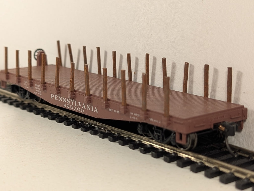 Industrial Rail HO Gauge Pennsylvania Flat Car with Stakes 425500