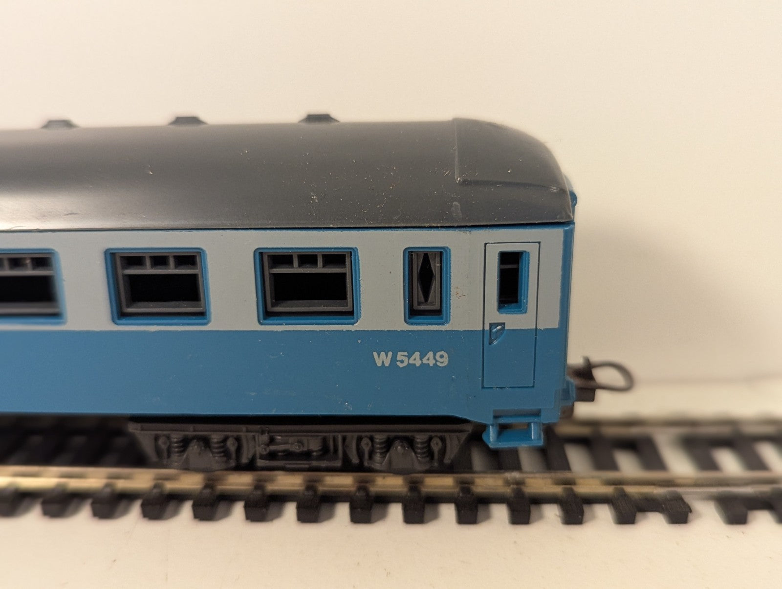 Lima HO Gauge Mk2 Corridor 2nd Coach W5449 InterCity Blue & Grey