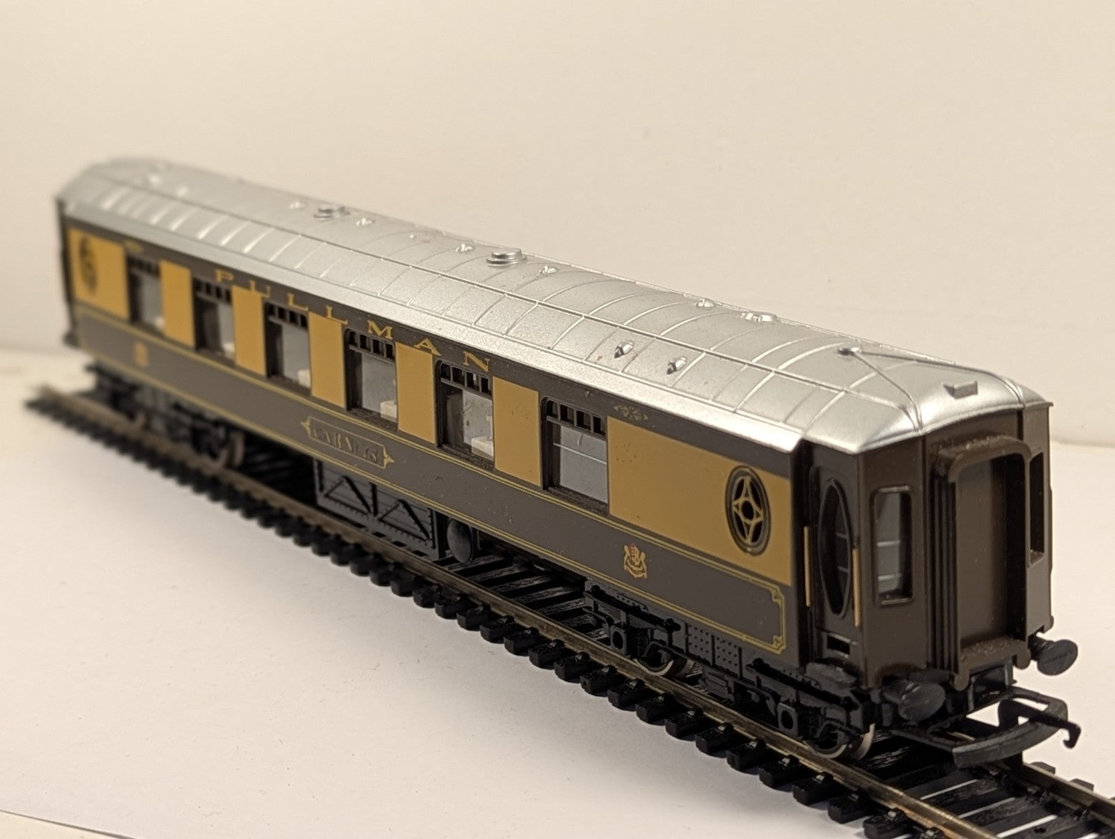 Hornby R223 OO Gauge BR Pullman 1st Class Coach Car 78