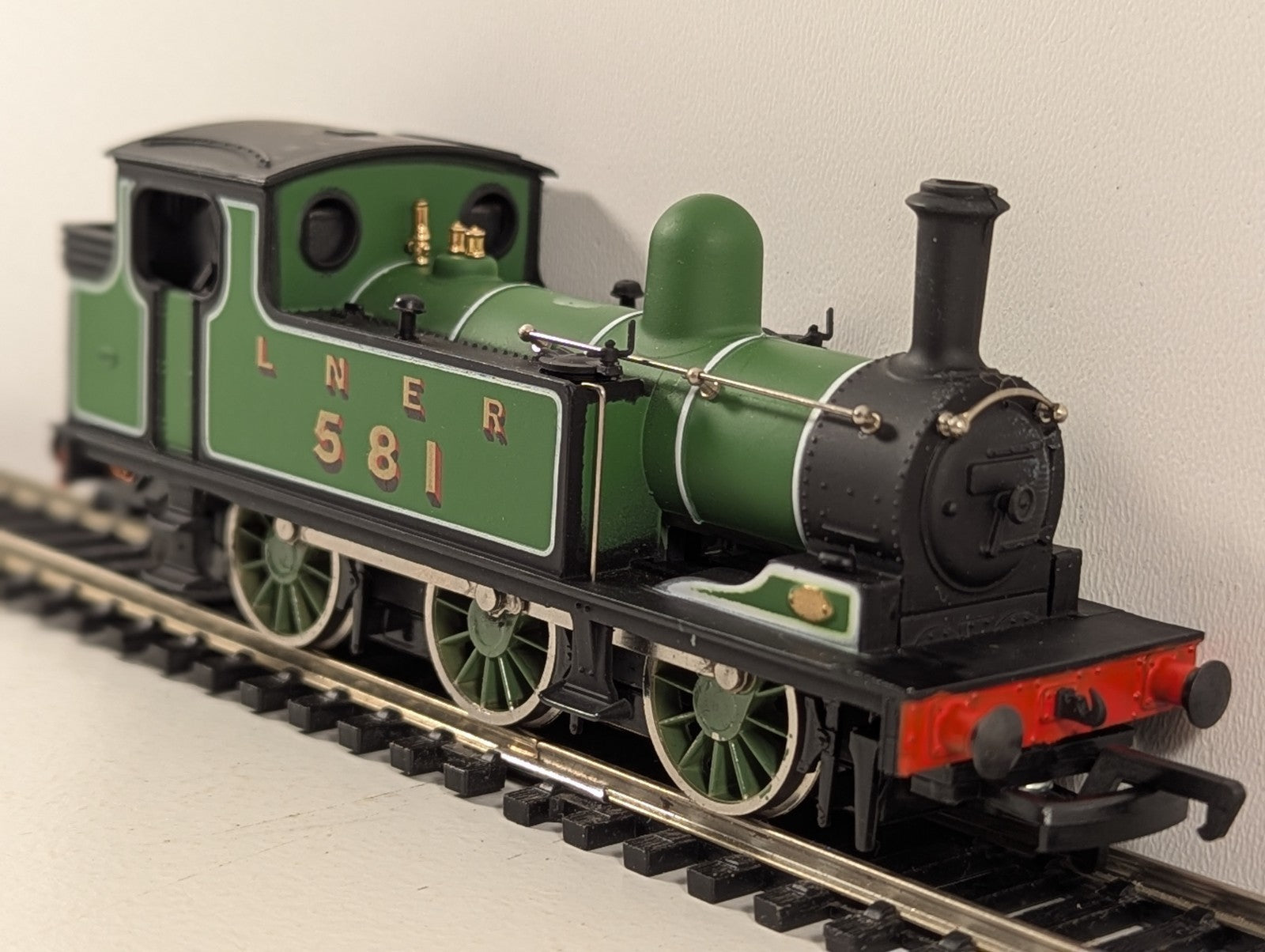 Mainline OO Gauge LNER Class J72 0-6-0T 581 Tank Locomotive
