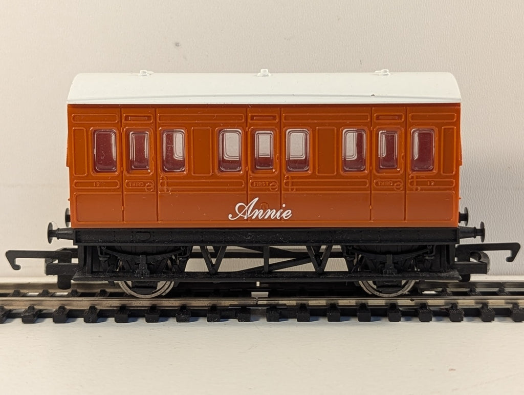 Hornby R110 Thomas & Friends Annie Coach