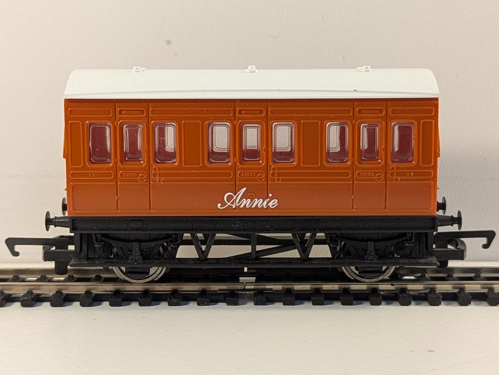 Hornby R110 Thomas & Friends Annie Coach
