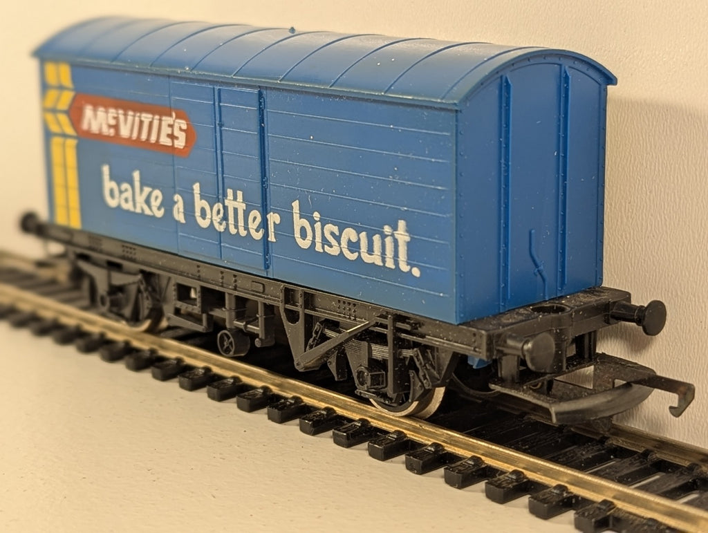Hornby OO Gauge McVitie’s Biscuits Closed Van