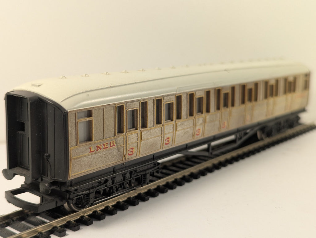 Hornby R4332 RailRoad OO Gauge LNER Teak Composite Coach