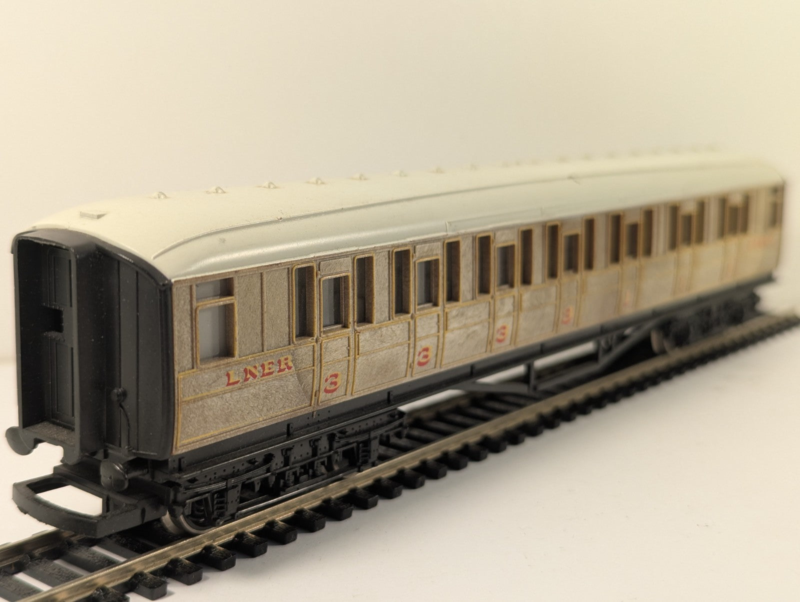 Hornby R4332 RailRoad OO Gauge LNER Teak Composite Coach