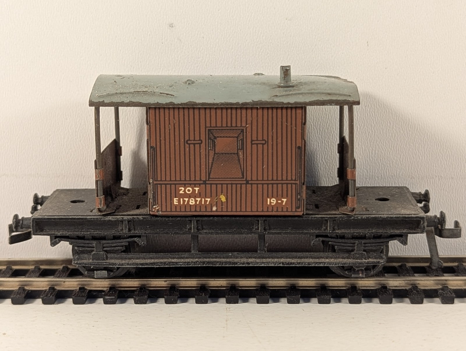 Hornby Dublo 32046 Tinplate 20 Ton Brake Van OO Gauge - Dented Roof