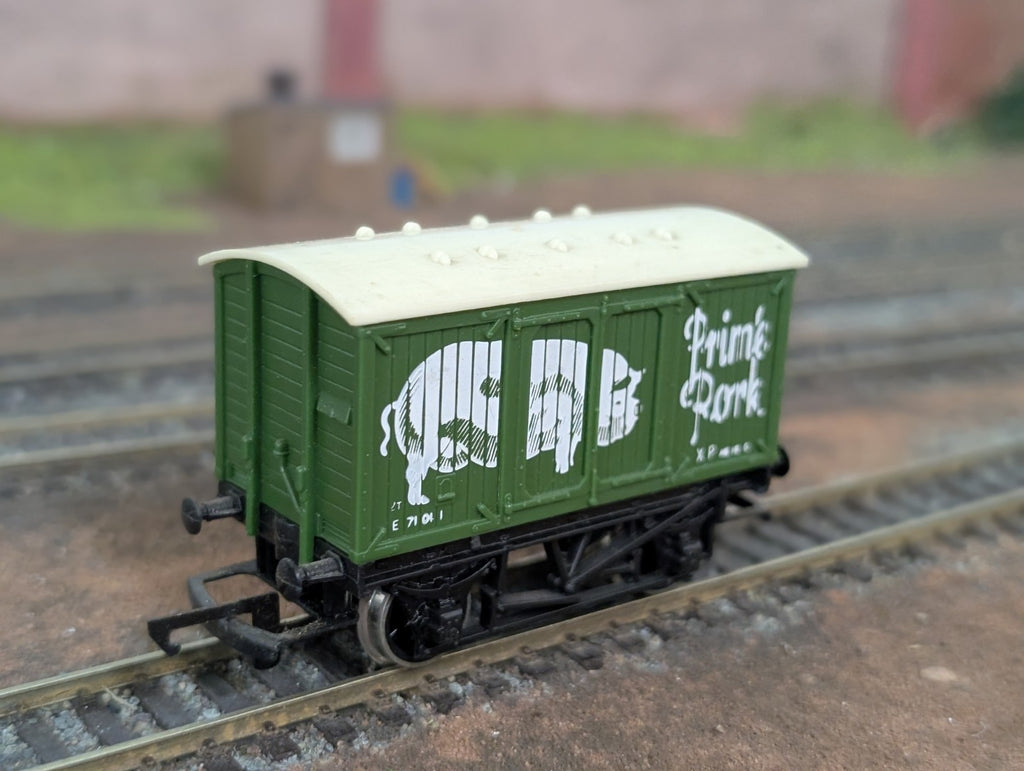 Hornby R162/R216 Prime Pork Van – OO Gauge