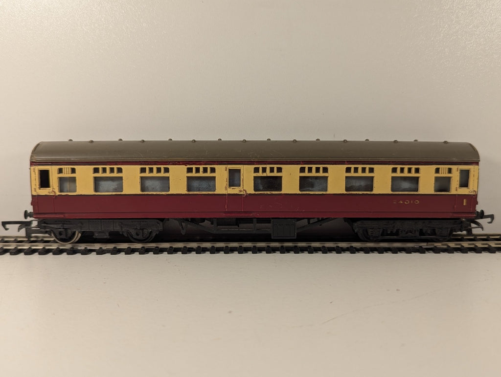 Tri-ang OO Gauge 1st & 3rd Class Composite Coach BR Cream & Maroon