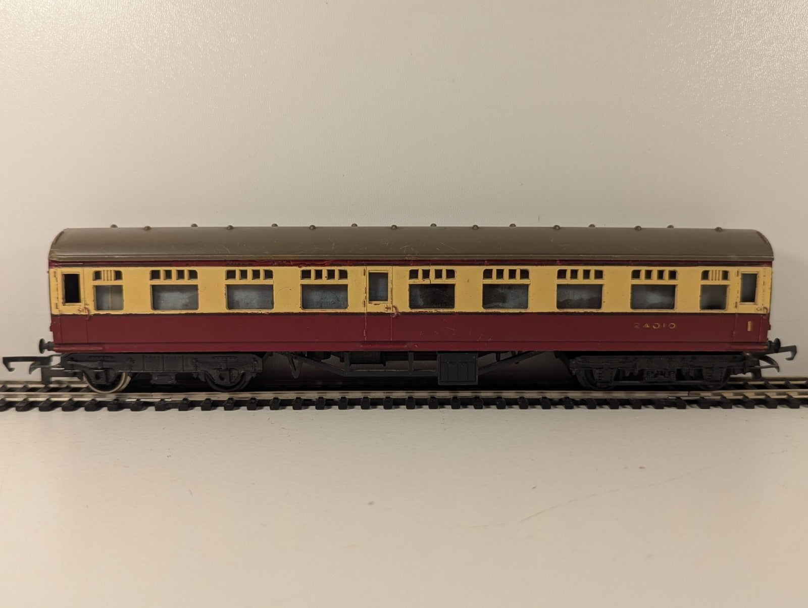 Tri-ang OO Gauge 1st & 3rd Class Composite Coach BR Cream & Maroon