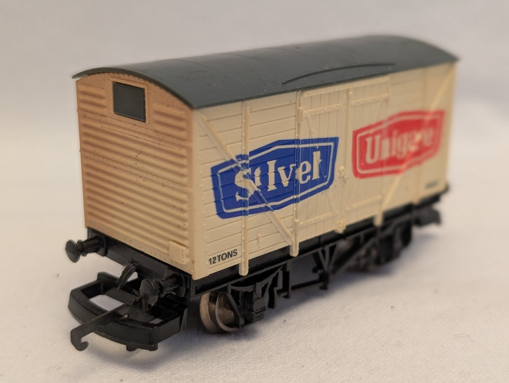 Lima OO Gauge St Ivel / Unigate 12 Ton Box Van Goods Wagon 68837